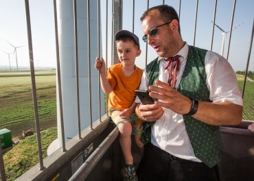 Aj mladší návštevníci sú nadšení z veterných elektrární.