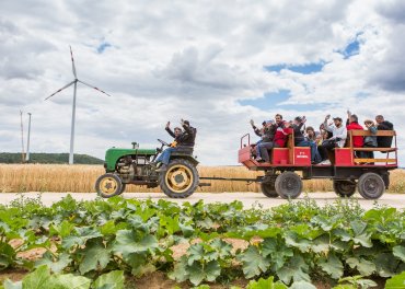 Návšteva našich veterných elektrární na traktore nadchne všetkých návštevníkov.