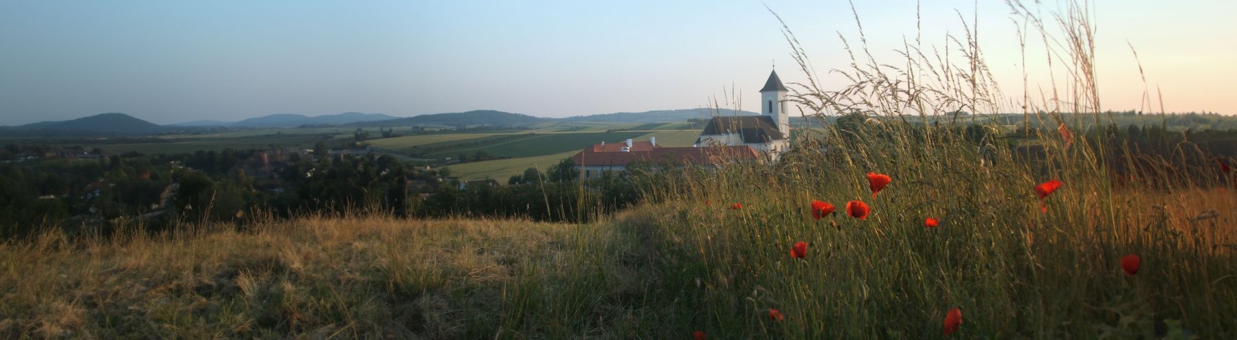 Die Kirche von Gaubitsch in der Hügellandschaft der Region.